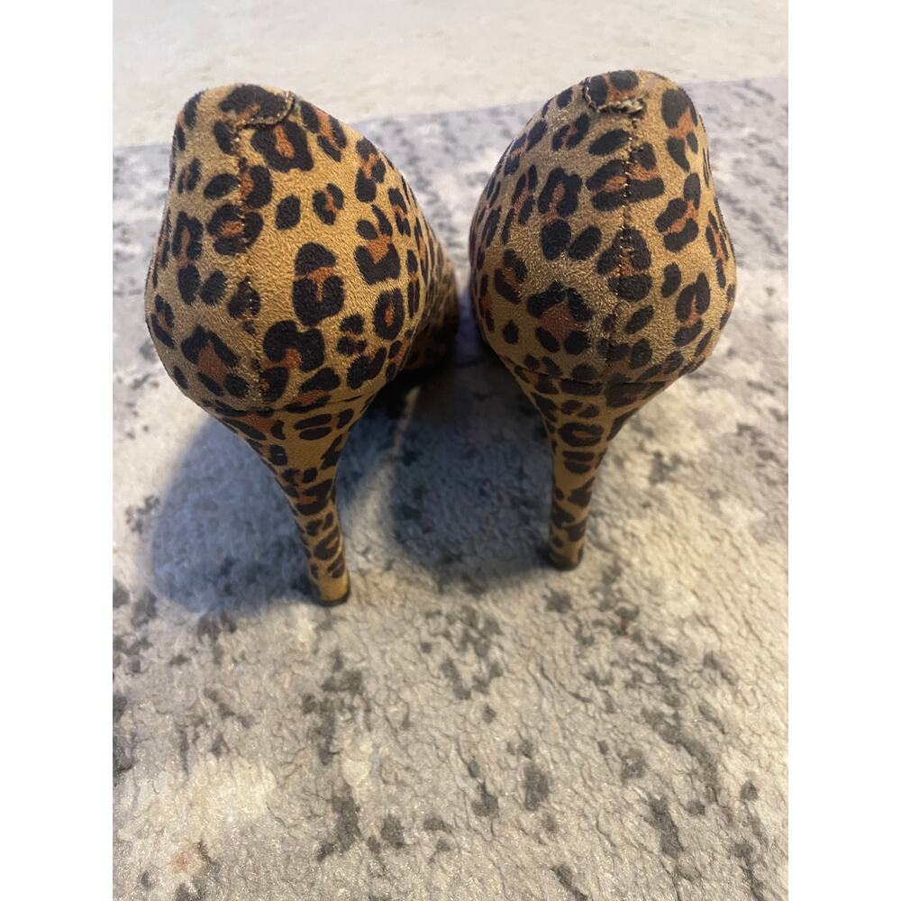 Kelly & Katie Leopard Print Pumps Size 9 | Animal Print Heels - Picture 5 of 5